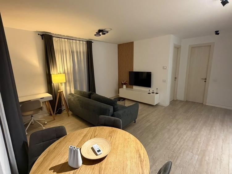 Apartament cu 3 camere decomandat, mobilat în P-ta Presei Libere