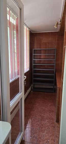 Apartament cu 3 camere semidecomandat în Galați