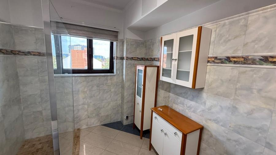 Apartament cu 4 camere decomandat în Herăstrău