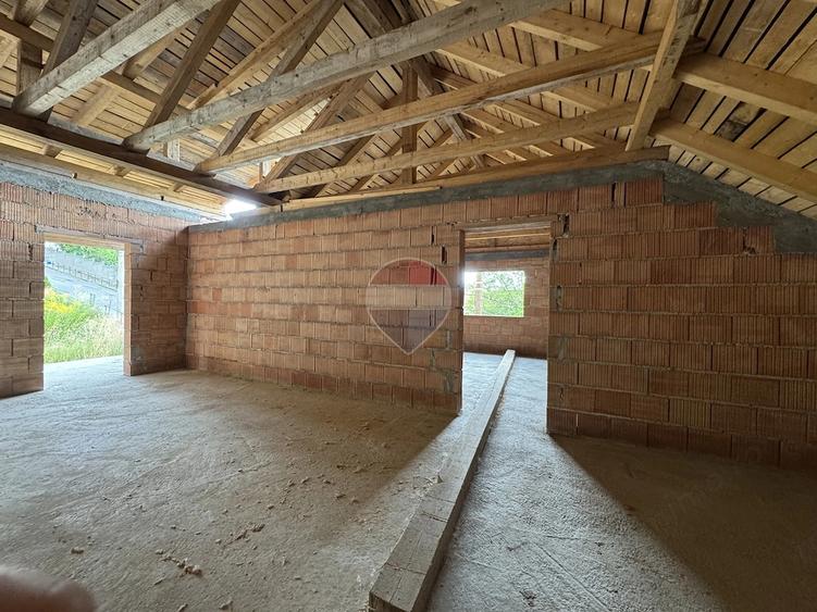 Casă cu 6 camere cu Teren 599 Mp în Vitrometan