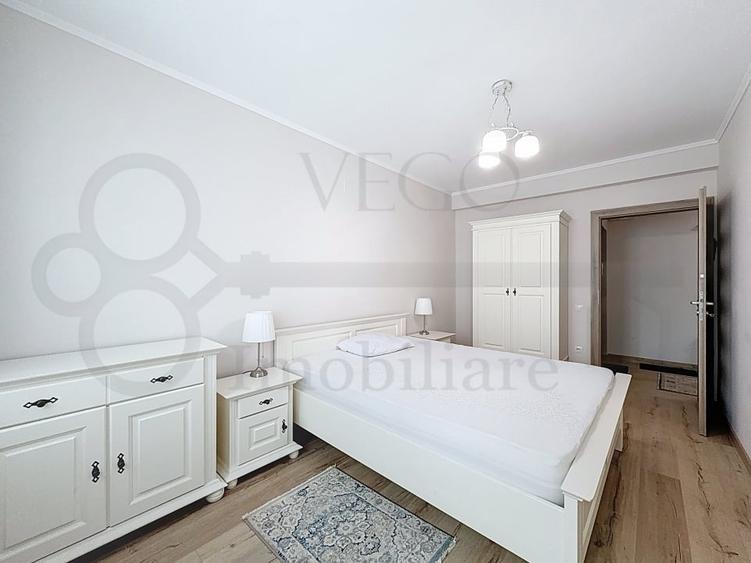 Apartament cu 3 camere semidecomandat, mobilat în Central