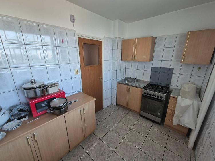 Apartament cu 3 camere semidecomandat în P-ța Muncii