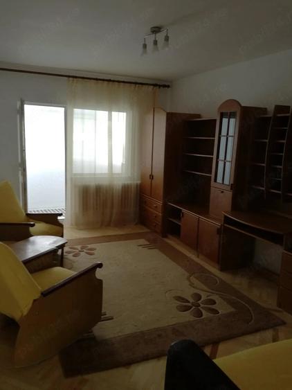 Apartament cu 3 camere decomandat în Podu Roș