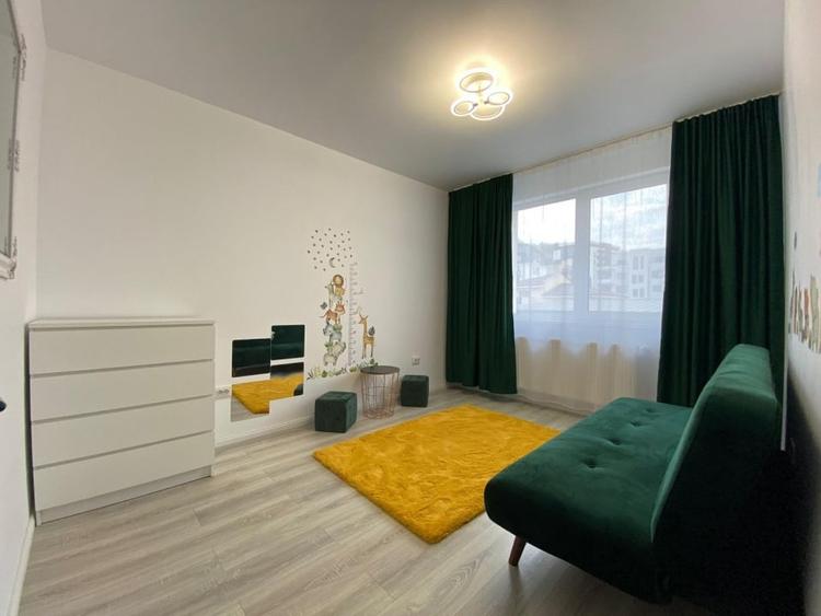 Apartament cu 3 camere semidecomandat, mobilat în Florești