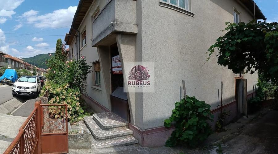Casă cu Teren 284 Mp în Sud