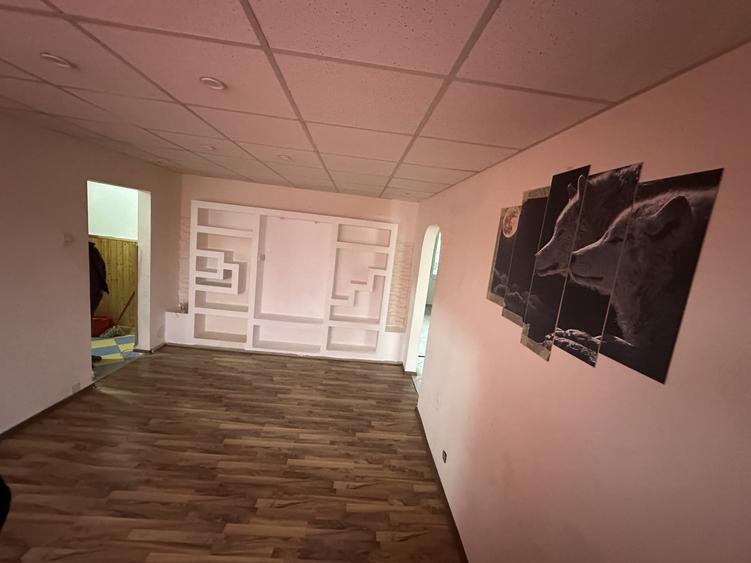 Apartament cu 3 camere semidecomandat în Berceni