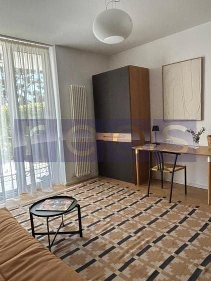 Apartament cu 3 camere semidecomandat, mobilat în P-ța Victoriei