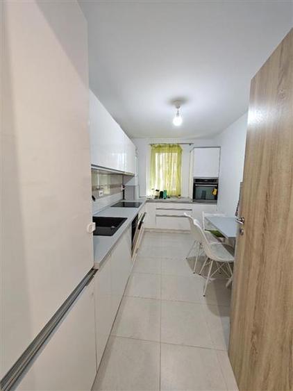 Apartament cu 3 camere decomandat, mobilat în Tractorul