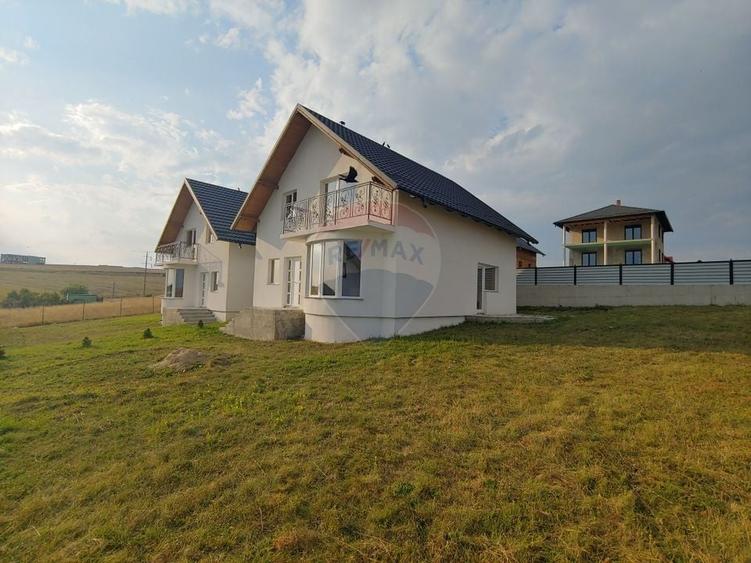 Casă individuală cu 5 camere cu Teren 560 Mp în Șcheia