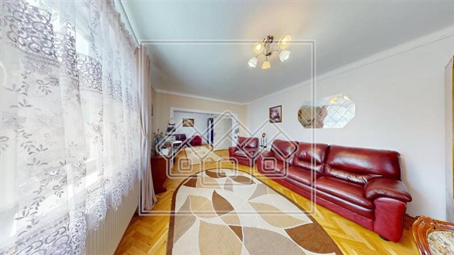 Casă individuală cu 6 camere cu Teren 950 Mp în Valea Aurie
