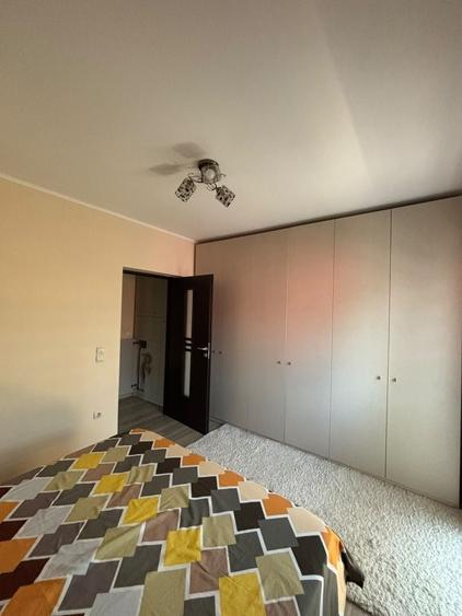 Apartament cu 3 camere semidecomandat în Valea Adâncă