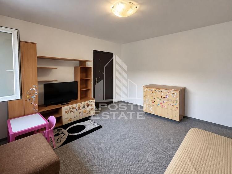 Apartament cu 3 camere semidecomandat, mobilat în Girocului