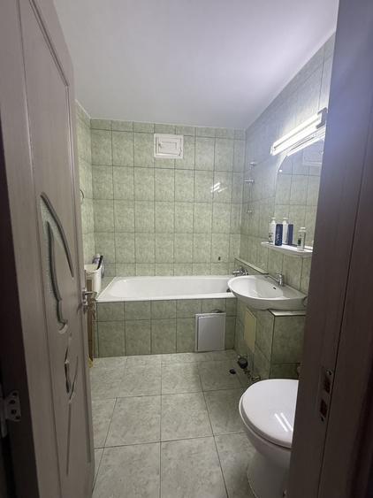 Apartament cu 3 camere semidecomandat în Central