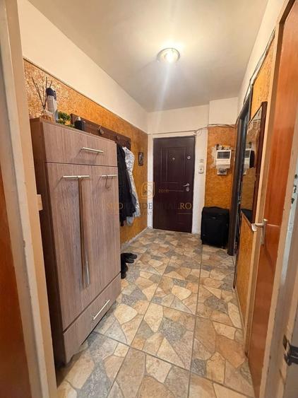 Apartament cu 3 camere semidecomandat în Berceni