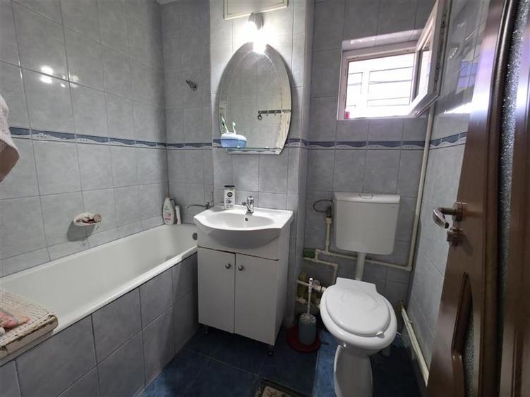 Apartament cu 4 camere semidecomandat în Craiovița Nouă