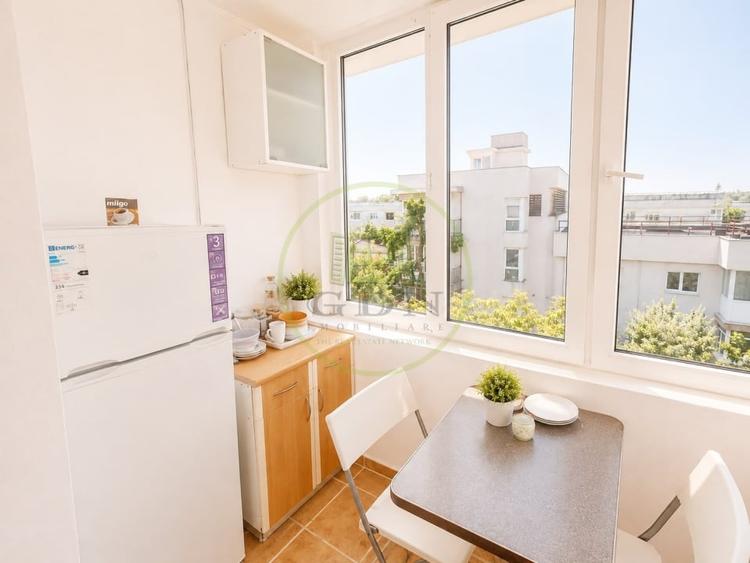 Apartament cu 4 camere semidecomandat, mobilat în Băneasa
