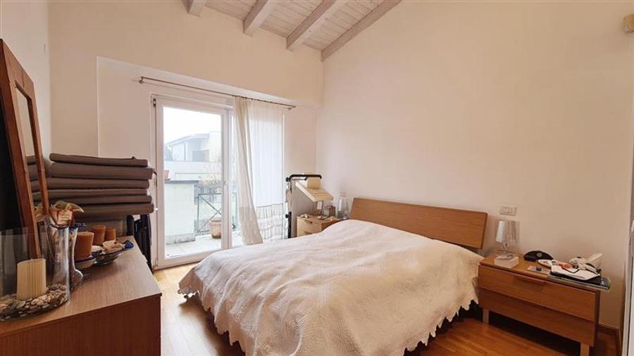 Penthouse cu 3 camere decomandat, mobilat în Girocului