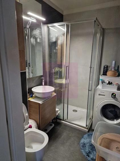 Apartament cu 3 camere semidecomandat în 1 Mai