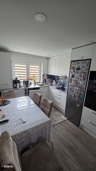 Apartament cu 3 camere în Micro 16