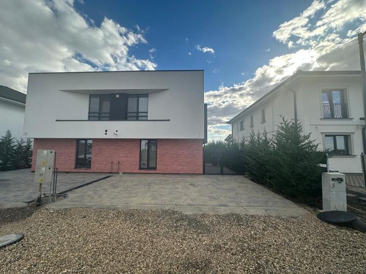 Duplex cu 4 camere cu Canalizare în Dumbrăvița