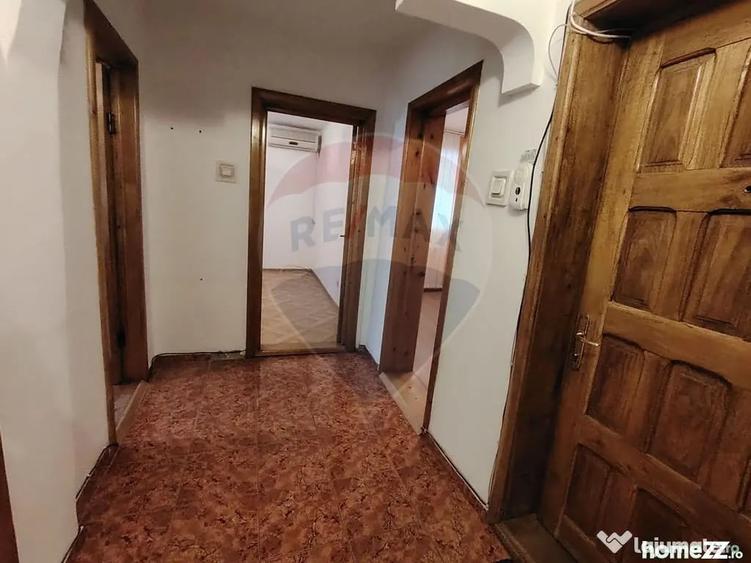 Apartament cu 3 camere decomandat în Sud