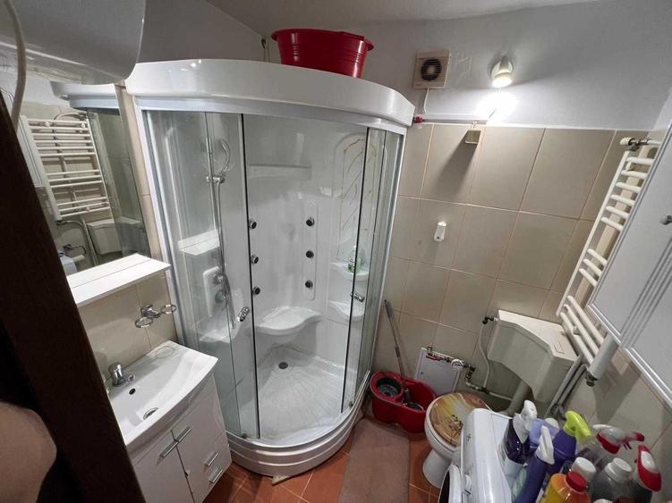 Apartament cu 3 camere decomandat în Titan