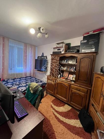 Apartament cu 3 camere semidecomandat, mobilat în Independenței