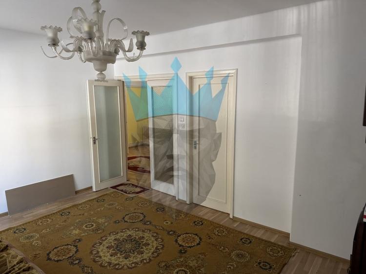 Apartament cu 3 camere semidecomandat, mobilat în P-ța Rosetti