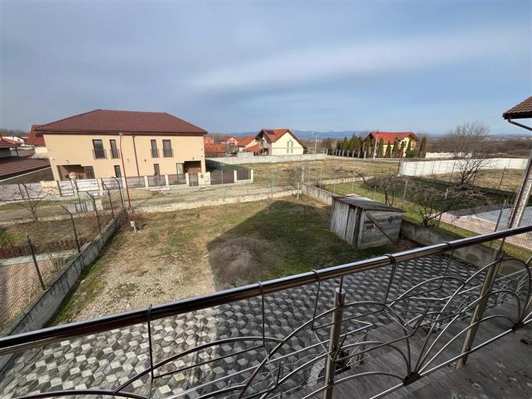 Casă individuală cu 5 camere cu Teren 600 Mp în Exterior Est