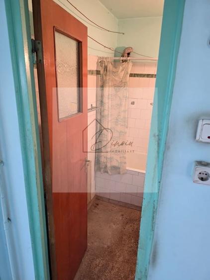 Apartament cu 3 camere semidecomandat în Titan