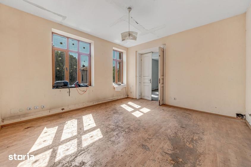 Casă cu 7 camere cu Teren 135 Mp în Vitan