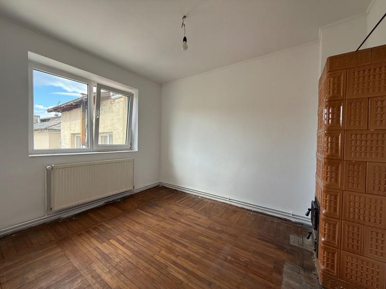 Apartament cu 3 camere semidecomandat în Central