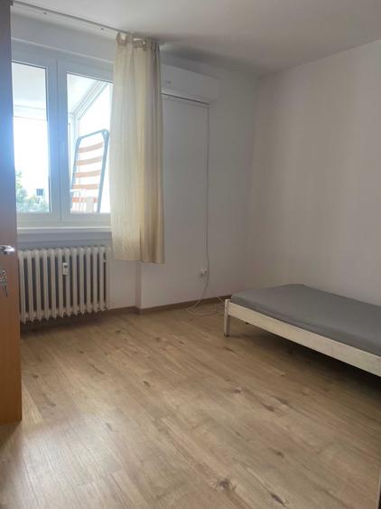 Apartament cu 3 camere semidecomandat în Exterior Vest