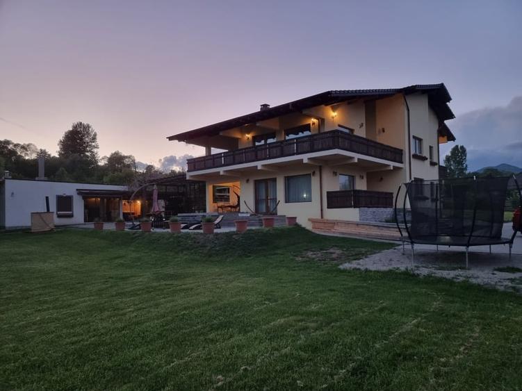 Casă individuală cu 5 camere cu Teren 5976 Mp în Corbeni