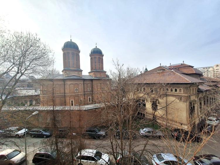 Apartament cu 4 camere semidecomandat în Unirii