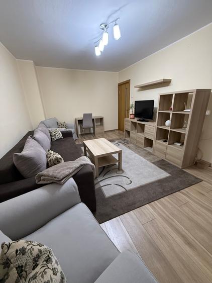 Apartament cu 2 camere decomandat în Trocadero