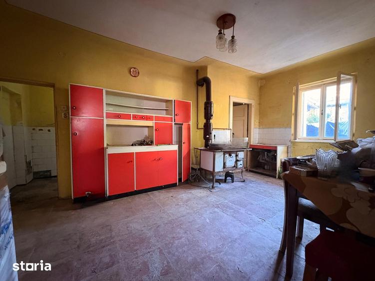 Casă cu 3 camere cu Canalizare în Central