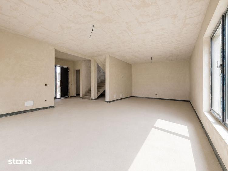 Casă cu 4 camere decomandat cu Teren 400 Mp în Luna