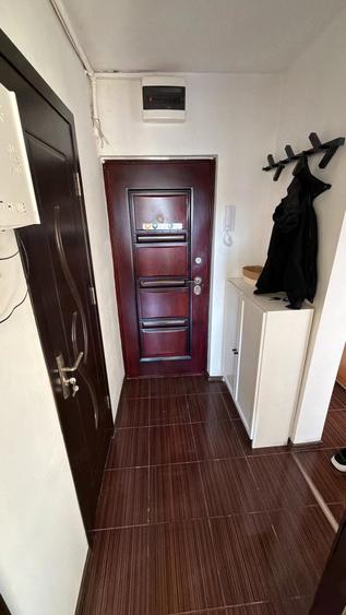 Apartament cu 3 camere semidecomandat în 1 Decembrie