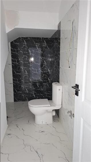 Casă cu 5 camere cu Canalizare în Valea Lupului