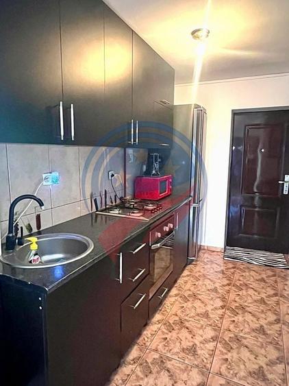 Apartament cu 3 camere decomandat în Craiovița Nouă