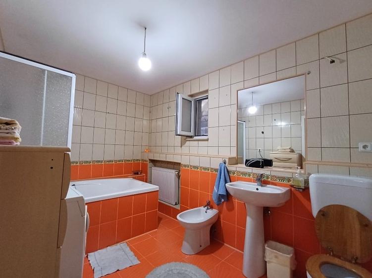 Casă individuală cu 11 camere cu Canalizare în Central