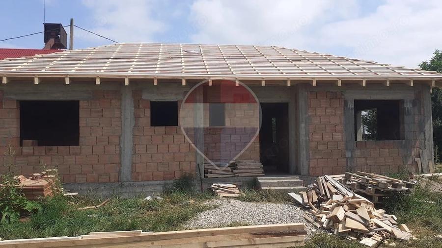 Casă cu 4 camere cu Teren 365.5 Mp în Hălchiu