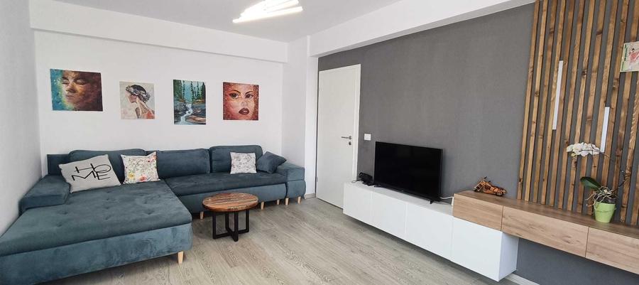 Apartament cu 3 camere decomandat în Tractorul