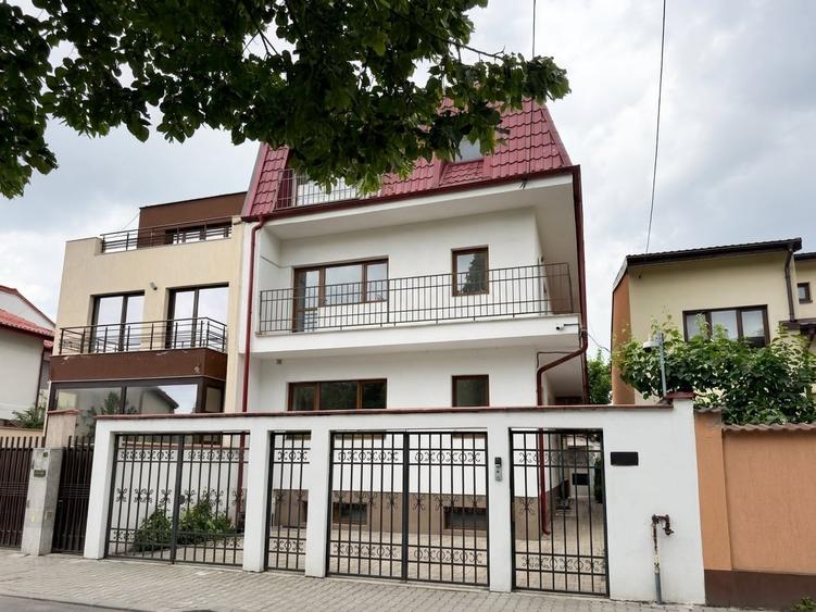 Casă individuală cu 13 camere cu Canalizare în Lacul Tei