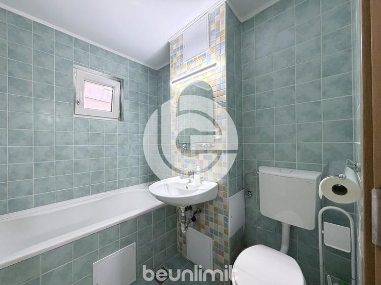 Apartament cu 3 camere semidecomandat, mobilat în Central