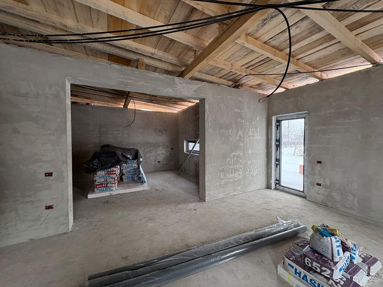 Casă cu 4 camere cu Teren 800 Mp în Olteni