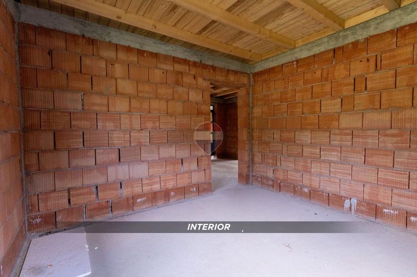 Casă individuală cu 3 camere cu Teren 750 Mp în Est