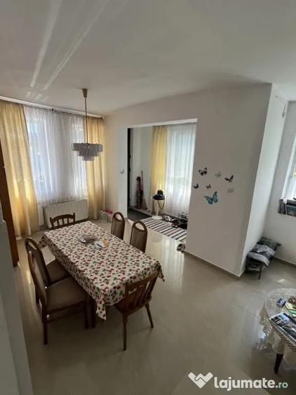 Casă cu 10 camere cu Teren 625 Mp în Păușești