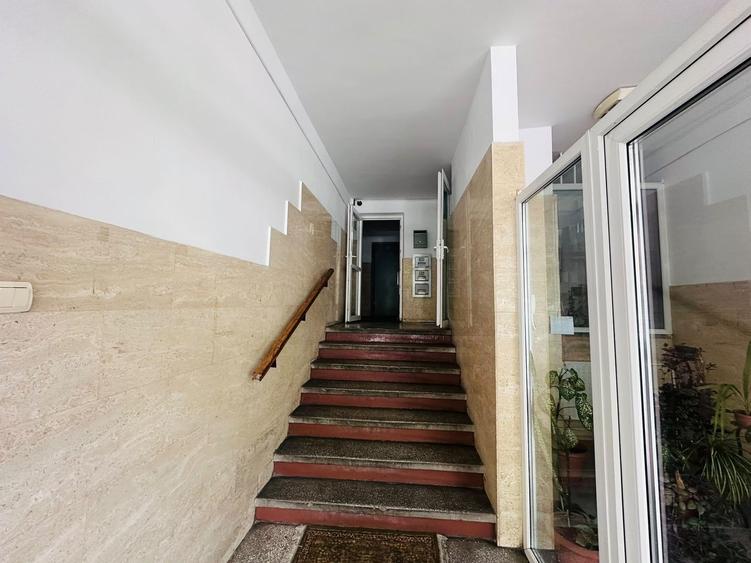 Apartament cu 3 camere semidecomandat în Moșilor